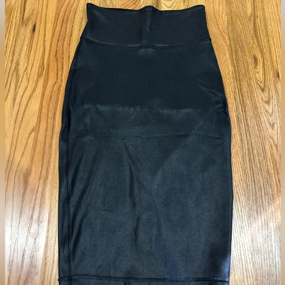 Spanx “leather” pencil skirt - Picture 3 of 3